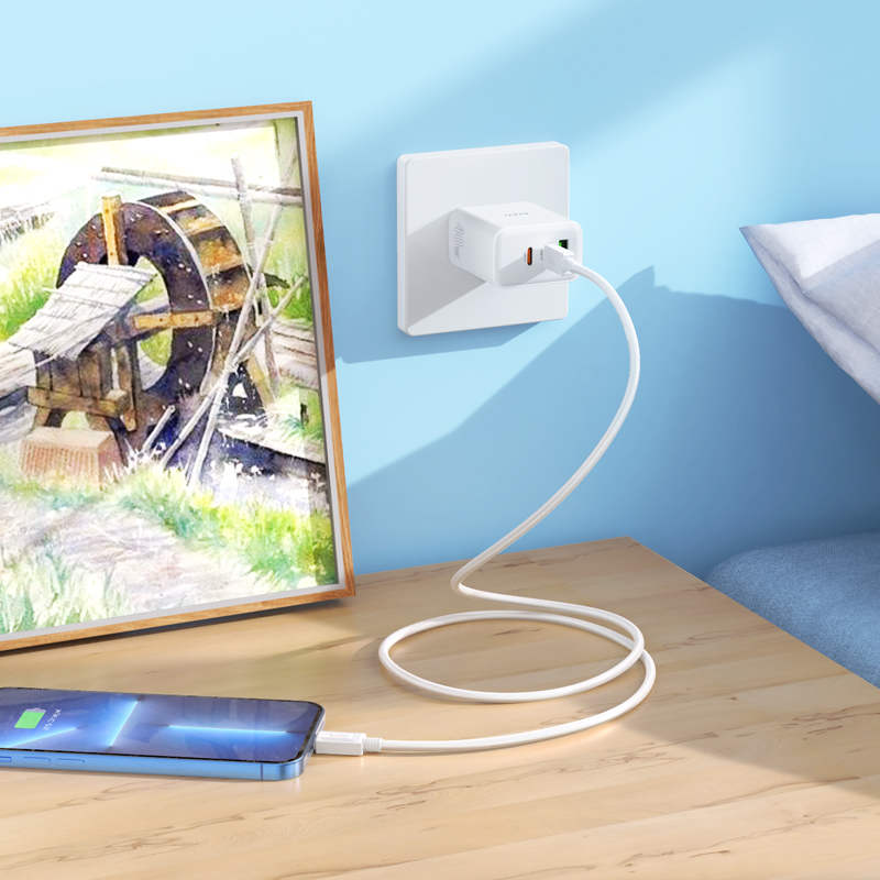 PD 40W Triple Ports Port USB-A et 2x Ports USB-C Adaptateur secteur pour chargeur mural PD 40W Triple Ports Port USB-A et 2x Ports USB-C Adaptateur secteur pour chargeur mural